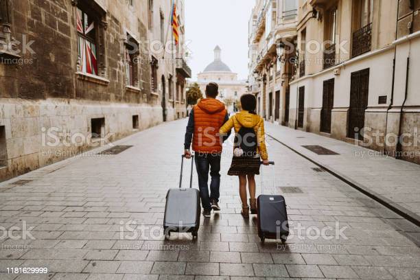 due ragazzi con valigia